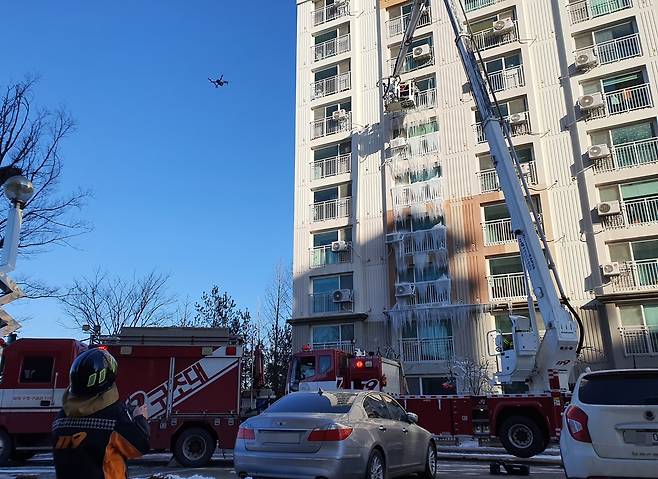 대형 고드름 제거작업에 투입된 드론 [진천소방서 제공. 재판매 및 DB 금지]