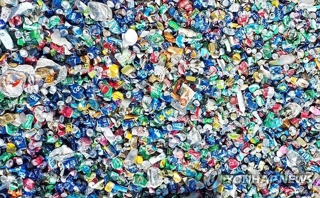 가득 쌓인 재활용품 [연합뉴스 자료사진]