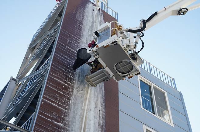 고드름 제거 훈련하는 세종소방 [세종시소방본부 제공. 재판매 및 DB 금지]