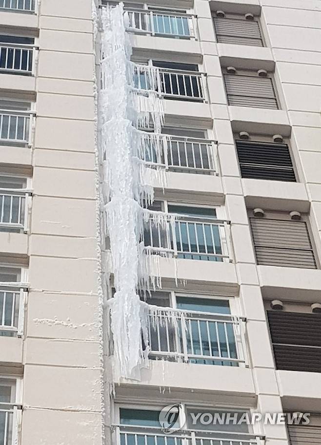 아파트에 생긴 대형 고드름 (세종=연합뉴스) 강추위가 이어진 9일 세종시 새롬동 한 아파트에 대형 고드름이 생긴 모습. 주민 신고를 받고 출동한 소방당국이 이 고드름을 제거했다. 2021.1.9 [세종시 제공. 재판매 및 DB 금지] psykims@yna.co.kr