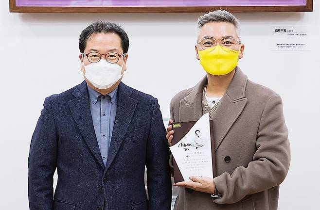 남양주시, 배우 조재윤 씨 홍보대사 위촉 (남양주=연합뉴스) 조광한(왼쪽) 경기 남양주시장이 11일 배우 조재윤 씨를 홍보대사로 위촉한 뒤 기념 촬영을 하고 있다. 2021.1.11 [남양주시 제공. 재판매 및 DB 금지]