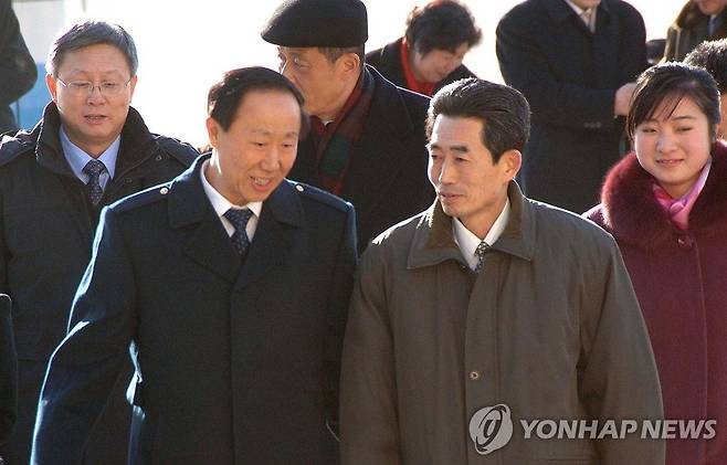 김성남 북한 당 국제부장(오른쪽) (평양 조선중앙통신=연합뉴스) 왕자루이(왼쪽.王家瑞) 중국 공산당 대외연락부장이 2010년 2월 6일 오후 평양공항에 도착해 김성남 당시 북한 노동당 국제부 부부장의 영접을 받고 있다. 김성남은 이번 8차 당대회에서 부장으로 승진했다. 2021.1.11 photo@yna.co.kr