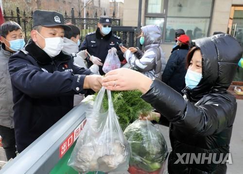 중국 허베이성 스자좡의 봉쇄된 주거구역에 식료품을 전달하는 장면 [신화=연합뉴스]