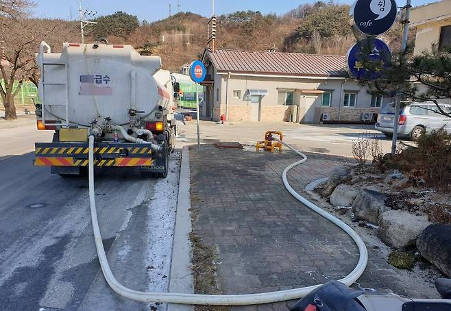 비상급수 위해 소화전에서 물 받는 급수차량 [단양군 제공. 재판매 및 DB 금지]