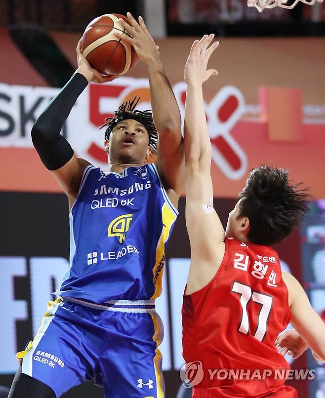 슛하는 힉스 (서울=연합뉴스) 임헌정 기자 = 11일 서울 송파구 잠실학생체육관에서 열린 2020-2021 프로농구 SK 대 삼성 경기.     삼성 힉스가 상대 수비를 앞에 두고 슛을 하고 있다. 2021.1.11 kane@yna.co.kr