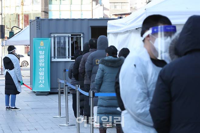 [이데일리 이영훈 기자] 코로나19 신규 확진자 1014명 기록한  17일 오전 서울 종로구 탑골공원 앞 임시 선별진료소에서 시민들이 줄을 서서 기다리고 있다.
