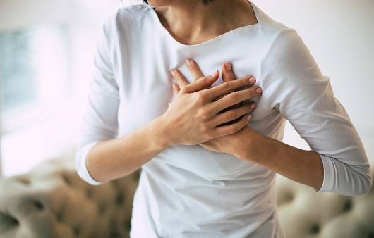 가슴통증을 호소하는 여성