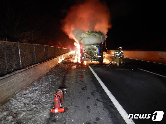 12일 오전 2시께 서해안고속도로 하행선 222㎞ 지점에서 25톤 화물차끼리 추돌한 뒤 불이 났다. (홍성소방서 제공) /© 뉴스1