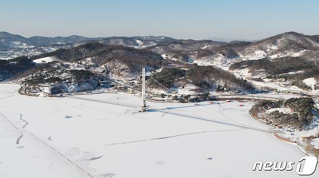 예당호 출렁다리 설경.(예산군 제공)© 뉴스1