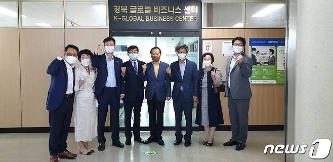 8일 구미 중소벤처기업진흥공단 경북지역본부에서 열린 '상설 비대면 수출 상담장'개소식에 참석한 경상북도 수출기업협회장, 수출지원 유관기관장 등 관계자 10여명이 기념촬영을 하고 있다,(경북도 제공)© 뉴스1