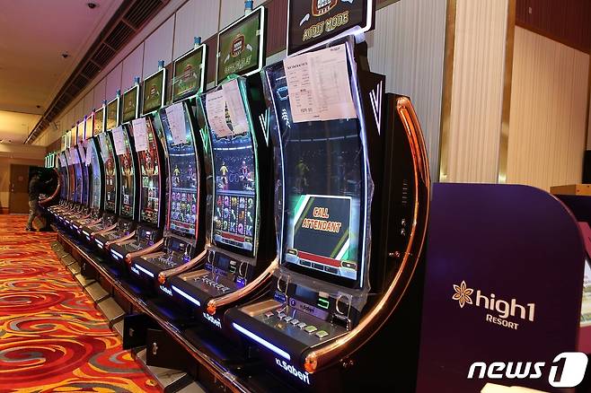강원랜드가 자체 개발해 카지노영업장에 설치한 KL Saberi. (강원랜드 제공)© 뉴스1