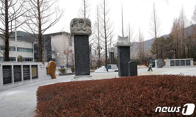 김해 내외동 연지공원에 설치된 김해 3.1독립운동 기념조형물.© © 뉴스1