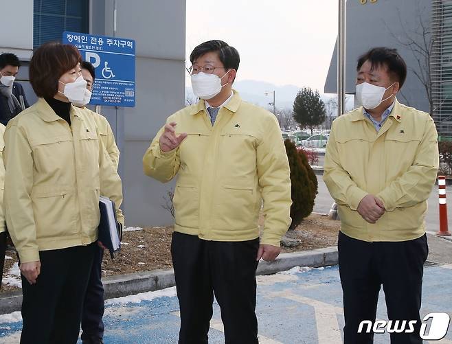 전해철 행정안전부 장관(가운데)이 12일 충북 청주시 상당보건소를 찾아 신종 코로나바이러스 감염증(코로나19) 백신 전달 체계 준비 상황을 점검하고 잇다.(청주시 제공)© 뉴스1