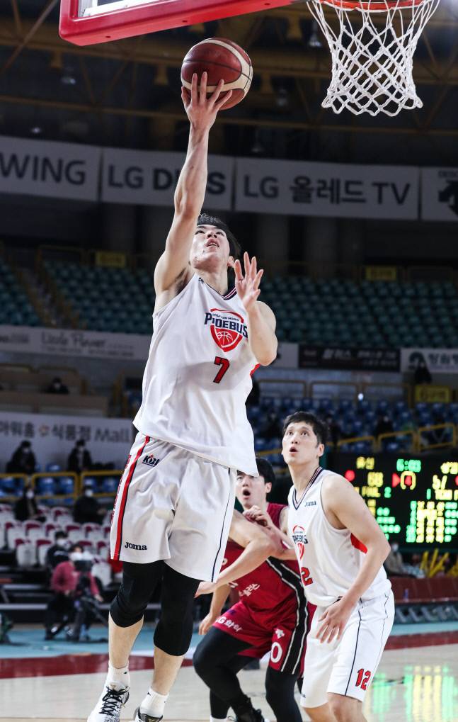 울산 현대모비스 서명진(왼쪽)이 12일 창원체육관에서 열린 2020~2021 현대모비스 프로농구 창원 LG와 원정경기에서 레이업슛을 하고 있다. 제공=KBL