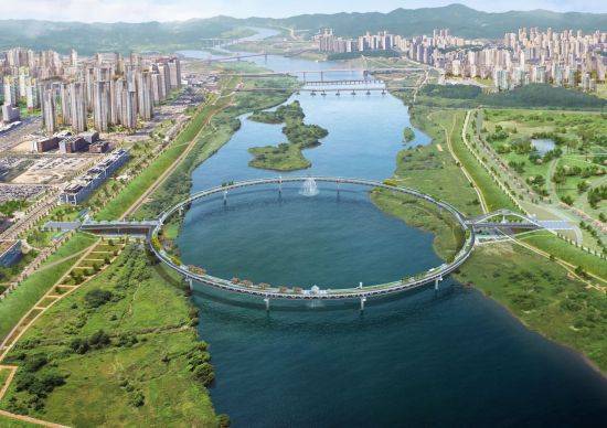 롯데건설이 세종시 보람동·연기면·세종리 일원에 조성중인 총연장 1.651km 금강보행교 조감도. 이는 국내 최초 원형·다기능 보행교로 오는 7월 준공 예정이다.