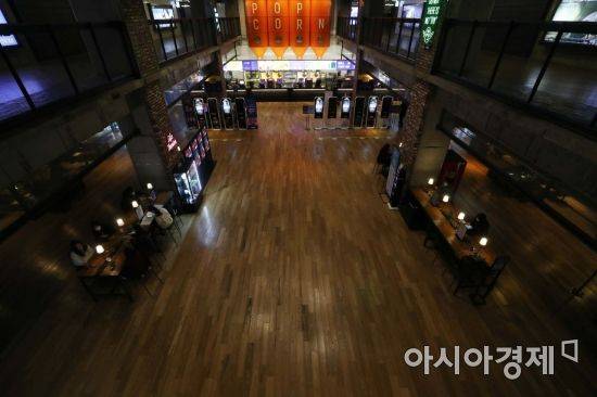 정부의 수도권 사회적 거리두기 2.5단계 격상 시행을 하루 앞둔 7일 서울 시내 한 영화관이 평소보다 한산하다. /문호남 기자 munonam@