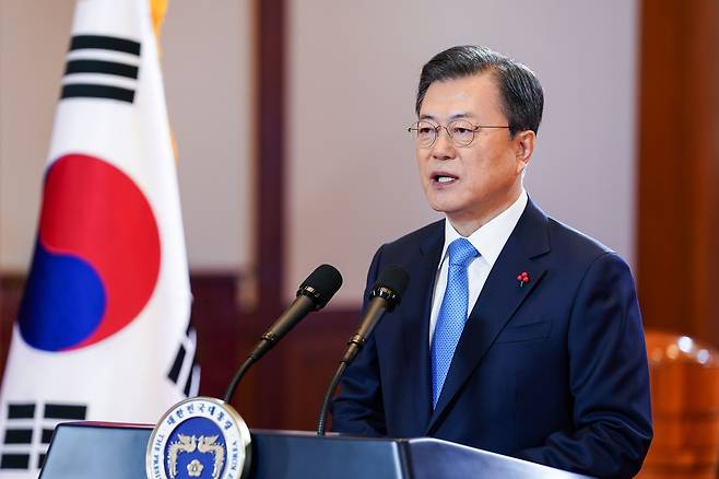 문재인 대통령이 11일 오전 청와대 본관에서 2021년 국정운영 구상과 방향을 국민들께 제시하는 신년사를 발표하고 있다. /뉴시스