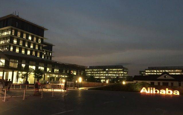 중국 알리바바 본사 건물들이 늦은 시간에도 야근하는 직원들이 많아 불이 밝게 켜져 있다. /웨이보 캡처