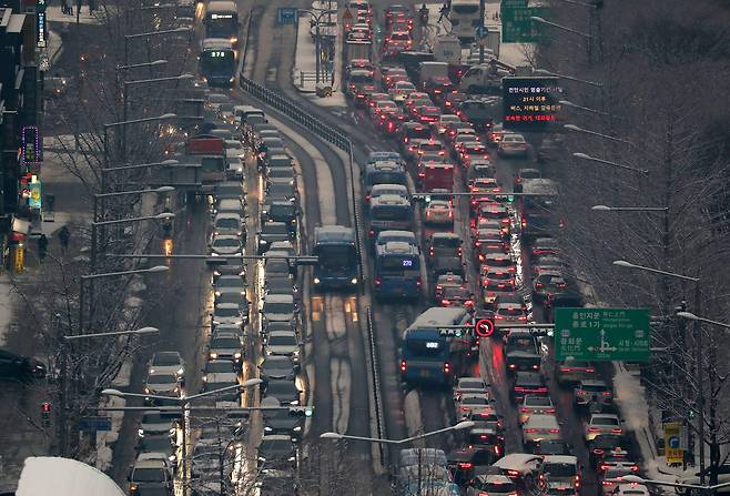 많은 눈이 내린 12일 오후 서울 광화문 인근 도로가 퇴근길 차량으로 꽉 막혀 있다/연합뉴스