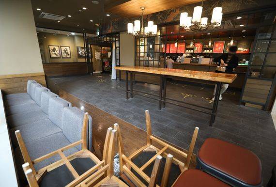 서울 시내의 한 카페에 사용하지 않는 의자와 테이블이 놓여 있다.ⓒ뉴시스