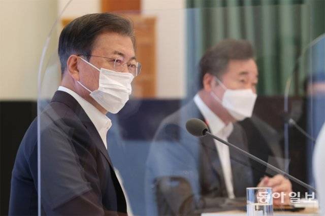 문재인 대통령(왼쪽)과 이낙연 더불어민주당 대표가 지난해 10월 청와대에서 돌봄종사자들과의 영상 간담회를 열고 돌봄종사자들의 이야기를 경청하고 있다. 동아일보DB