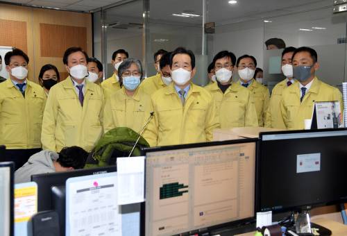 정세균 국무총리와 정은경 질병관리청장 등 정부 관계자들이&nbsp;이달 12일 청주 흥덕구 국립의과학지식센터에 마련된 코로나19 예방접종 대응 추진단을 방문해&nbsp;관계자들을 격려하고 있다. 국무총리실 제공