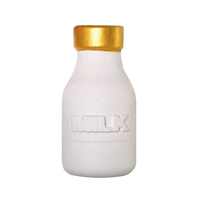 황금빛 뚜껑이 매력적인 우유 모양의 입욕제. 밀키 배쓰 버블 보틀, 2만2천원, Lush.