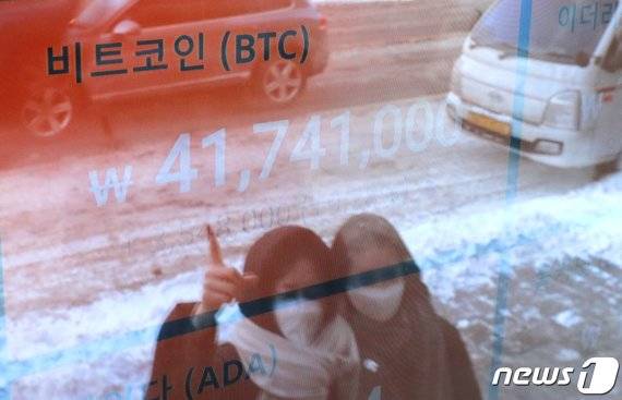 비트코인이 4000만원을 돌파한 7일 서울 강남구 국내 암호화폐 거래소 빗썸 앞에 설치된 시세전광판에 비트코인 시세가 나타나고 있다. /뉴스1