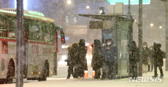 지난 6일 저녁 서울 종로구 광화문에서 퇴근하는 시민들이 버스를 기다리고 있다.