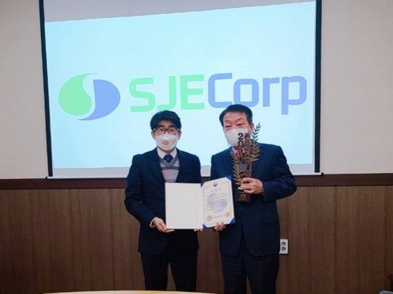 ▲유호묵 에스제이이 대표(오른쪽)과 김문환 부산중기청장이 12일 기장군 에스제이이 본사에서 '2020년 존경받는 기업인' 표창 및 트로피 전달식을 갖고 기념촬영을 하고 있다. /사진=부산지방중소벤처기업청