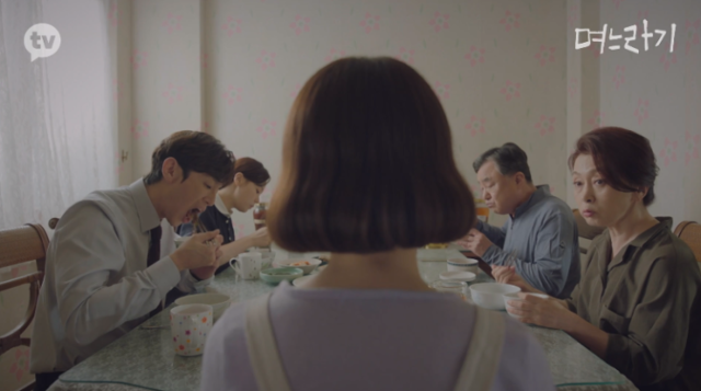 며느리가 된 민사린(박하선)은 결혼 후 자꾸만 "제가 할게요"하고 나서게 되는 '며느라기(시댁 식구한테 예쁨 받고 칭찬 받고 싶은 시기’)'에 당황스기만 하다. '며느라기'의 한 장면