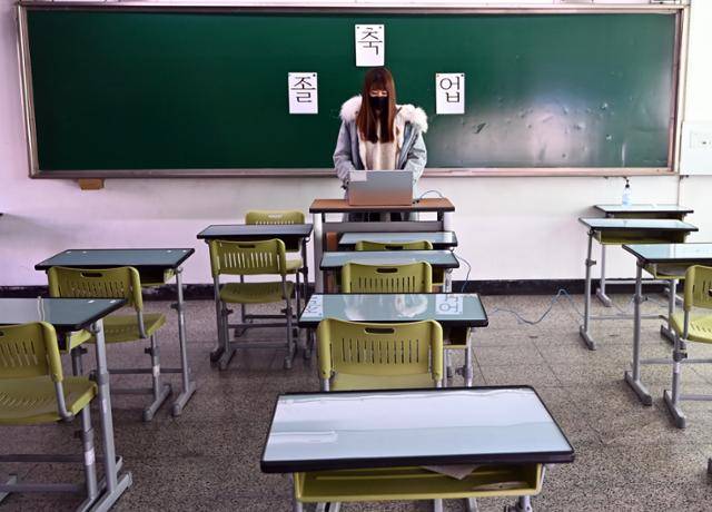 코로나19가 확산되고 있는 7일 경기 수원시 팔달구 수원고등학교에서 온라인 졸업식이 열리고 있다. 뉴시스