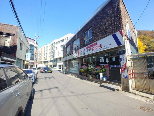 같은 자리에서 30년 넘게 이용실을 운영하고 있다. 김광원 기자