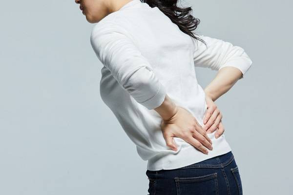 허리디스크가 발생하면 한쪽 다리만 감각이 무뎌지는 증상이 생길 수 있다./사진=게티이미지뱅크