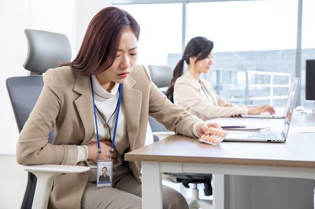 생리통이 없던 사람에게 생리통이 생기거나 골반을 바늘로 찌르는 듯한 통증이 계속되면 ​자궁내막증을 의심해봐야 한다./사진=클립아트코리아