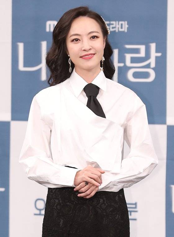 배우 심은진이 27일 오후 서울 마포구 상암동 MBC 골든마우스홀에서 진행된 MBC 새 아침드라마 '나쁜사랑' 제작발표회에 참석해 포즈를 취하고 있다.  드라마 ‘나쁜사랑'은 거대한 운명의 소용돌이 한가운데서 사투를 벌이는 여인의 이야기인 동시에, 조건 없는 사랑을 베푸는 모성에 대한 이야기로 오는 12월 2일 첫 방송된다.  박세완 기자 park.sewan@jtbc.co.kr / 2019.11.27/