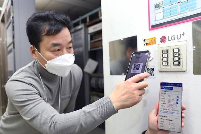 LG유플러스 직원이 모바일 앱으로 만든 ‘국사 당직일지’를 이용하고 있는 모습 [LGU+]