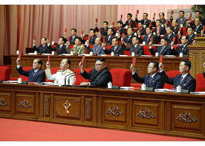 지난 9일 김정은 총비서가 참석한 제8차 노동당 대회 모습. 아무도 마스크를 착용하지 않았다. 연합뉴스