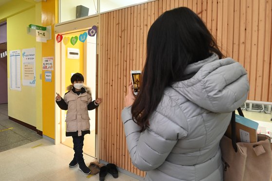 2021학년도 서울 초등학교 예비소집일인 6일 오후 서울 강남구 포이초등학교에서 학부모가 기념사진을 찍고 있다. [사진공동취재단]