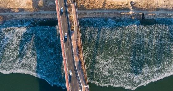 북극에서 밀려 내려오는 한파로 서울 전역에 한파주의보가 내려진 6일 서울 광진교 인근 한강에 얼음이 얼어있다. 뉴스1