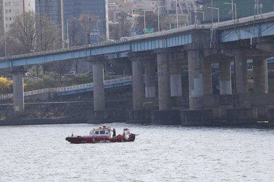 지난해 3월 서울 영동대교 인근 한강에서 수색작업을 하고 있는 소방 구조대원들. 뉴스1
