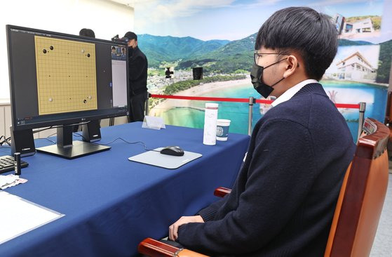 한국 바둑랭킹 1위 신진서 9단이 12일 오전 서울 성동구 한국기원에서 온라인대국으로 열린 제9회 응씨배 준결승에서 자오천위 8단과 대국을 하고 있다. [연합뉴스]