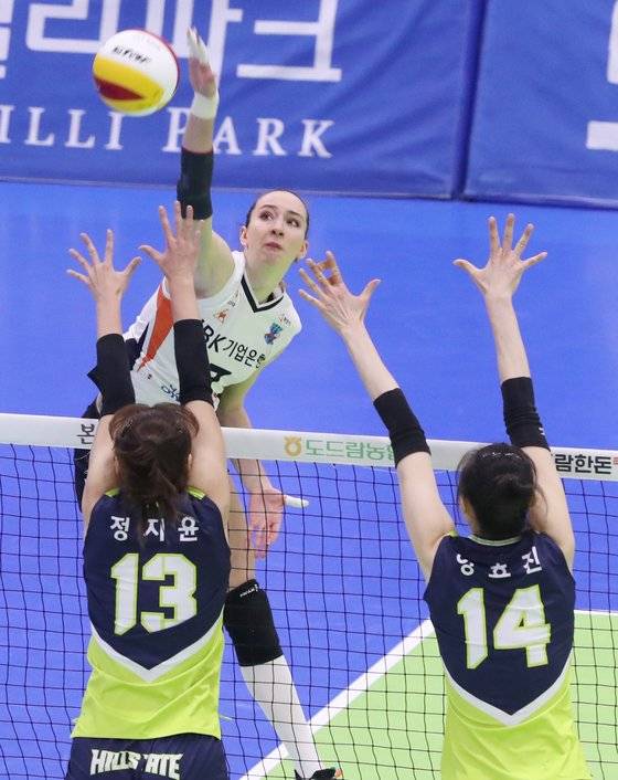 (수원=뉴스1) 이재명 기자 = 12일 오후 경기도 수원시 장안구 수원실내체육관에서 열린 프로배구 '2020-2021 도드람 V-리그' 여자부 현대건설과 기업은행의 경기에서 기업은행 라자레바가 공격을 하고 있다. 2021.1.12/뉴스1