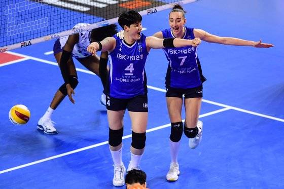 10일 도로공사전에서 득점을 올린 뒤 기뻐하는 IBK기업은행 김희진과 안나 라자레바. [사진 한국배구연맹]