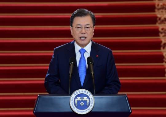 President Moon Jae-in gives his New Year’s address at Cheongwadae on January 11. Cheongwadae press photographers