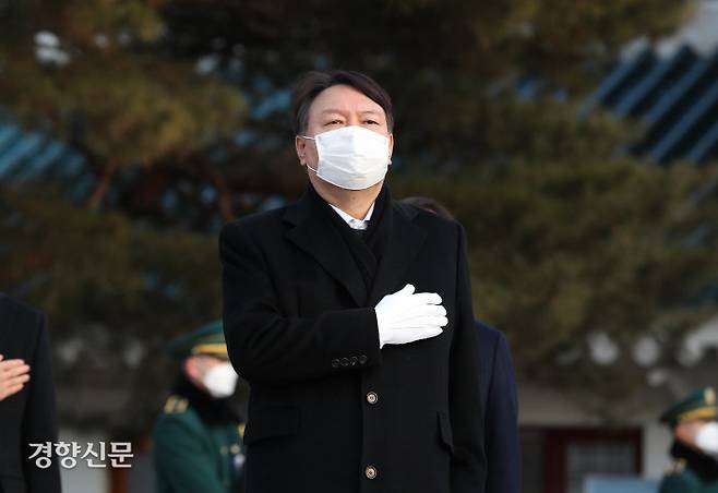 지난 4일 윤석열 검찰총장이 서울 동작구 국립서울현충원을 찾아 국기에 대한 경례를 하고있다./ 권호욱 선임기자