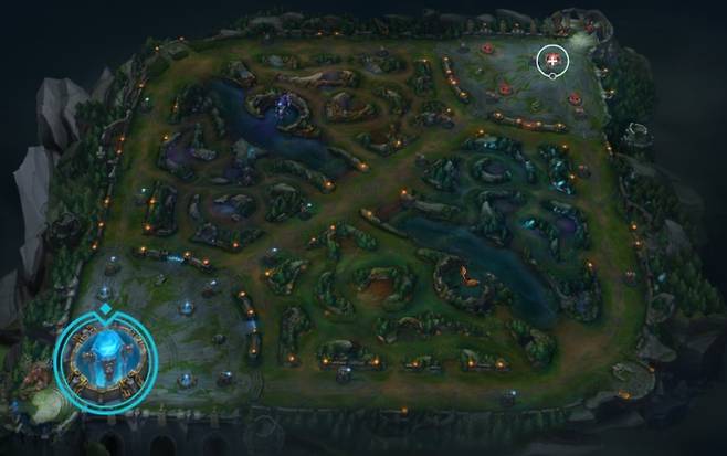 가상 공간인 '소환사의 협곡'. 왼쪽 아래가 블루 진영, 오른쪽 위가 레드 진영. 각 진영 최후방에 위치한 넥서스를 먼저 제거하는 팀이 승리한다. 라이엇 게임즈