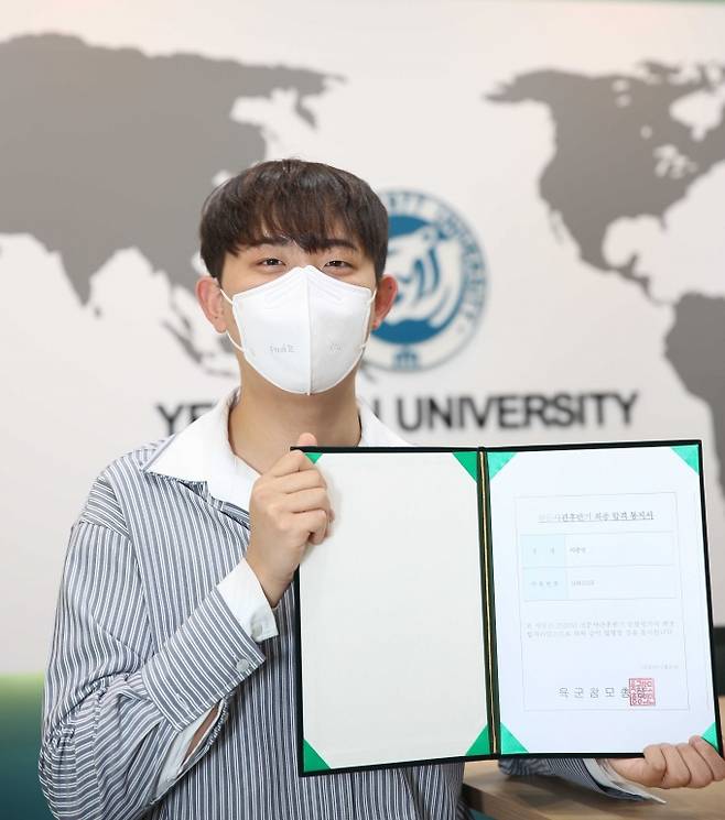 ▲영진전문대가 간호장교 2호를 배출했다. 대학교 졸업을 앞둔 이준범 씨가 간호장교 합격통지서를 들고 기뻐하는 모습. 영진전문대 제공