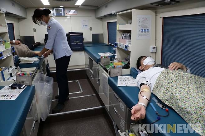 헌혈중인 충남도 공무원 모습.