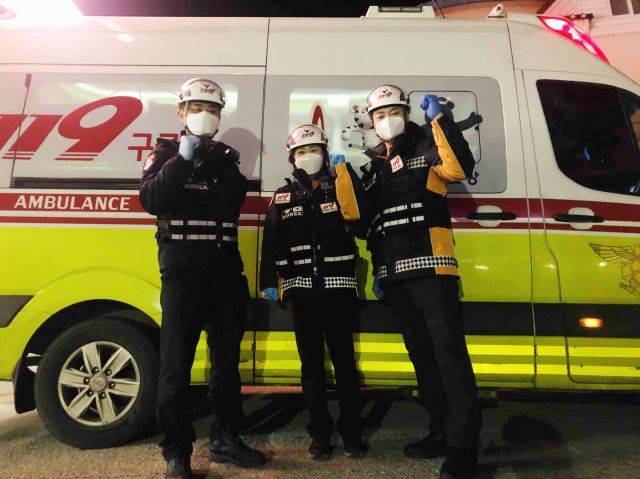 매서운 한파가 기승을 부린 지난 10일 밤 강원 삼척소방서 특별구급대원들이 38주 차 임신부의 응급분만에 성공했다. 왼쪽부터 함형모 소방장, 안원모 소방교, 김예진 소방교. 2021.1.11[강원도소방본부 제공. 재판매 및 DB 금지] 연합뉴스